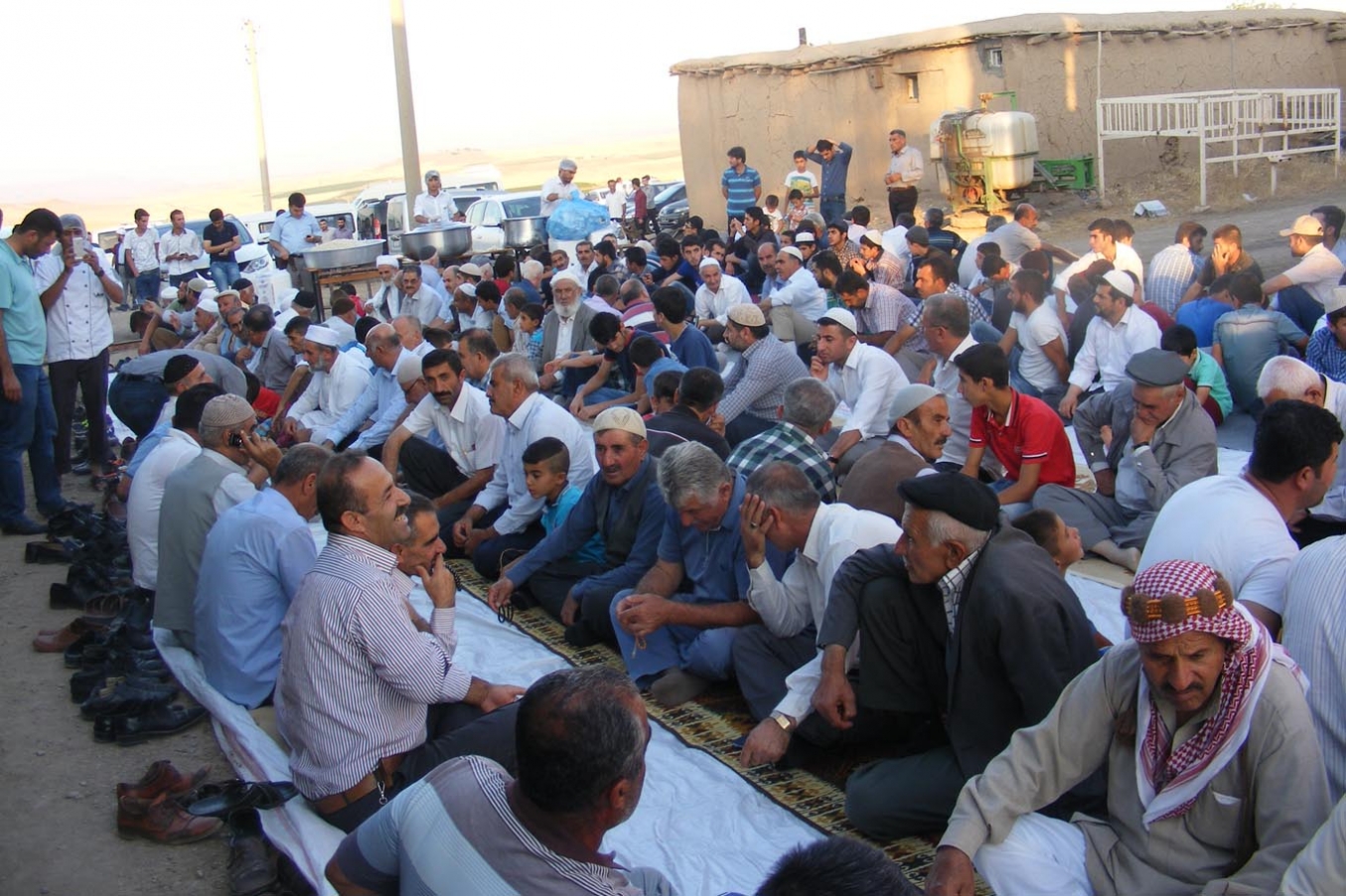 Bismil’in Bayındır köyünde yüzlerce kişiye iftar verildi Bismil’in Bayındır köyünde yüzlerce kişiye iftar verildi